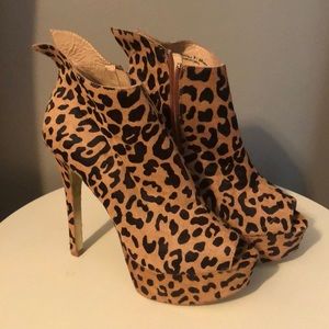 Kristin Cavallari leopard heel